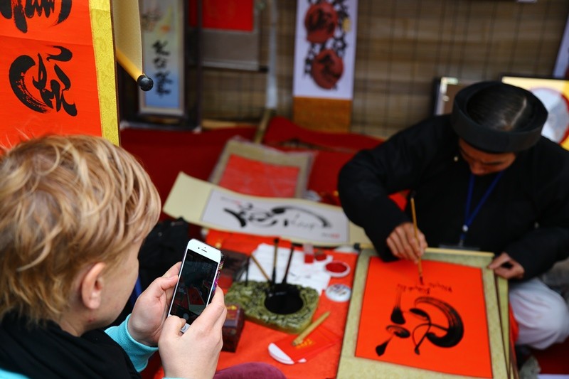 Người dân Thủ đô trẩy hội phố ông đồ xin chữ ngày mùng 1 Tết ảnh 10